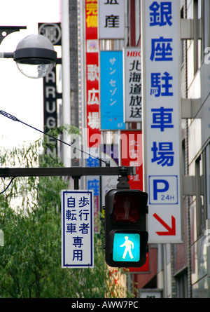 Fußgängerampel grün und Neon-Schilder an der Tokyo street Stockfoto