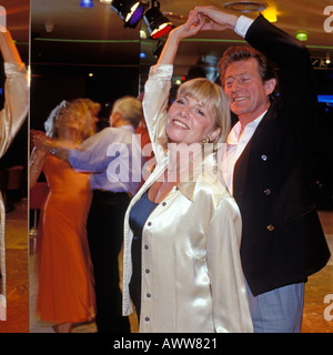 REIFEN SIE PAAR TANZEN IN EINEM NACHTCLUB. MODEL-RELEASES AUF ANFRAGE ERHÄLTLICH. Stockfoto