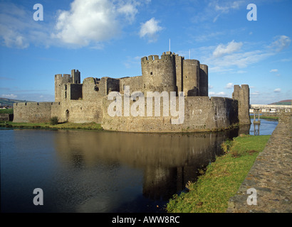 Caerphilly Grabenlöffel 13. Jahrhundert Haupträumen mit schiefen Turm Mid Glamorgan Stockfoto