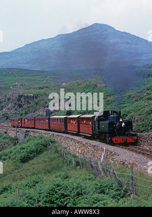 Licht Dampfeisenbahn fährt von Porthmadog, Vale wieder bis Blaenau Ffestiniog Stockfoto