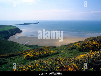 Breiten Sandstrand von Rhossilli Bay mit Wurm s Kopf auf der linken Seite am westlichen Ende der Gower Halbinsel West Glamorgan Stockfoto