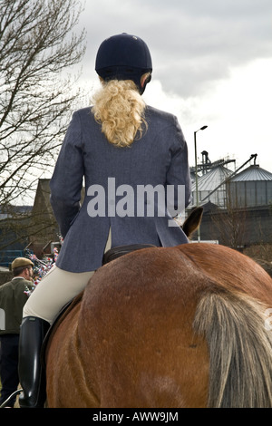 Blick auf weibliche Reiter auf dem Pferd mit ihrem Pferd Clydesdale auf der Coupar Angus Show in Schottland, Großbritannien Stockfoto