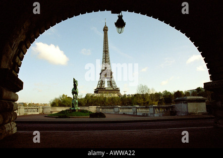 Eiffel Turm durch einen Bogen in Pont de Bir-Hakeim, Paris, Frankreich Stockfoto