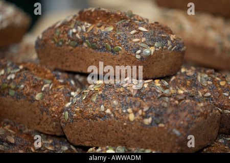 Bio Vollkorn Mohn und Sonnenblumen ausgesät Samen Brot zum Verkauf an einen Bauernmarkt in belfast Stockfoto