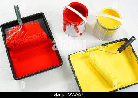 Malen Sie Rollen in Lack Schalen und öffnen Dosen Farbe zu Stockfoto