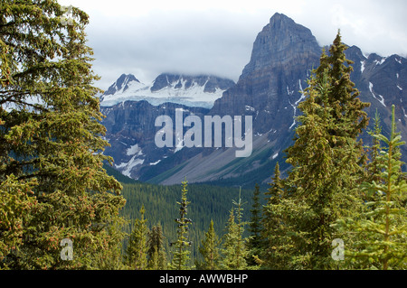 Kanadischen Rocky Mountains in der Nähe von Moraine Lake nördlich von Banff, Alberta, Kanada. gesehen von der Straße aus Lake Louise village Stockfoto