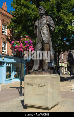 Elgar-Statue im Zentrum von Worcester Stadt Blick in Richtung der Kathedrale trägt er eine Kappe Stockfoto