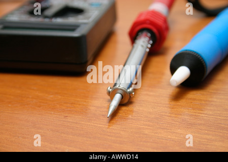Lötkolben auslöten, Werkzeug und multimeter Werkzeuge von elektronischer Ingenieur oder Techniker Werkbank Stockfoto