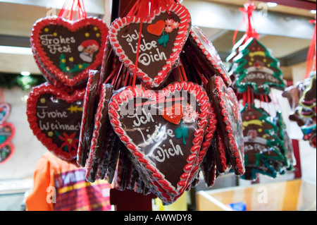 Lebkuchen Herzen mit "Ich liebe dich" - Inschrift auf Weihnachtsmarkt in Deutschland Stockfoto