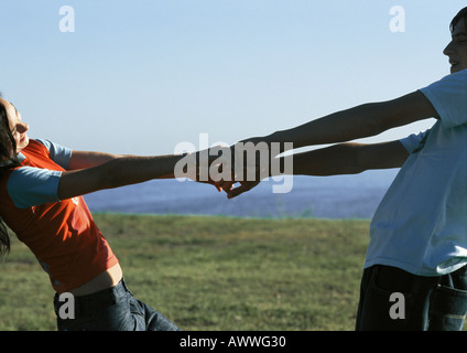 Junges Paar, Hände verbunden, miteinander um die Spinnerei Stockfoto