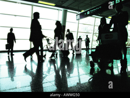 Silhouetten von Geschäftsleuten, die zu Fuß in Flughafen-terminal, Hintergrundbeleuchtung Stockfoto