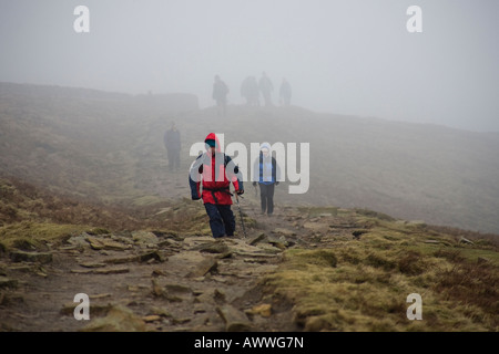 Wanderer im Nebel auf der Pennine Way als es kreuzt Pen-y-Gent in Yorkshire Dales Stockfoto