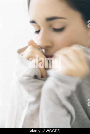 Frau mit Pullover Kragen, Augen geschlossen, Nahaufnahme Stockfoto