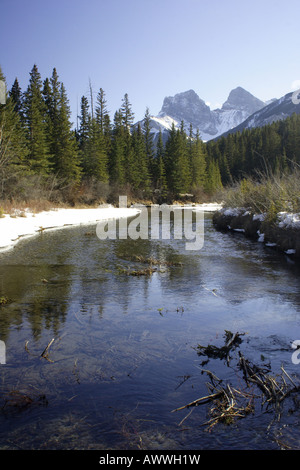 Die drei Schwestern Peaks bei Canmore, Alberta Stockfoto