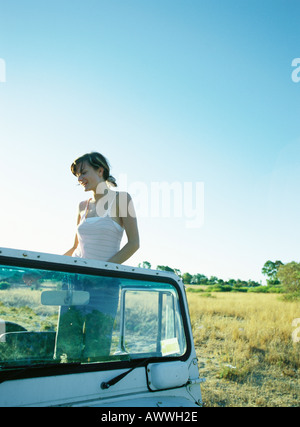 Frau stehend in 4 x 4 Fahrzeug Stockfoto