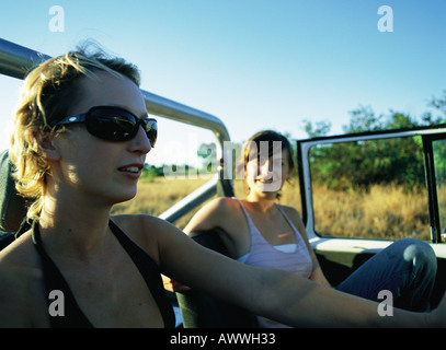 Zwei Frauen in 4 x 4 Fahrzeug Stockfoto