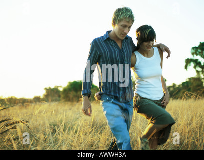 Paare, die im Feld Stockfoto