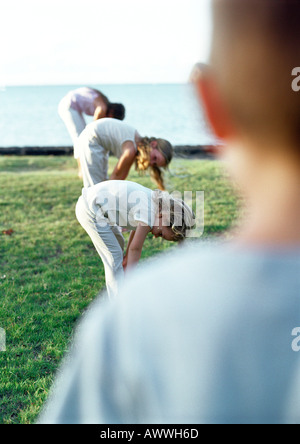 Leapfrog spielende Kinder in der Linie, Stockfoto