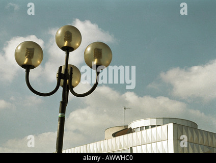 Straßenlaterne und Gebäude, niedrigen Winkel Stockfoto