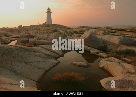 Peggys Cove Leuchtturm, Nova Scotia, Kanada zeigt einen Felsenpool oder Peggys Peggies Peggy Punkt Stockfoto