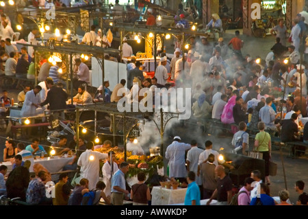 Horizontale Antenne in der Nähe auf der Open-Air Essensstände frisch kochen produzieren auf dem Marktplatz Djemaa el Fna Platz in der Nacht Stockfoto