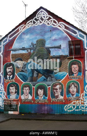 IRA paramilitärischen Memorial Wandbild mit RPG und IRA-Scharfschützen in den Märkten Bereich von Belfast Nordirland Stockfoto