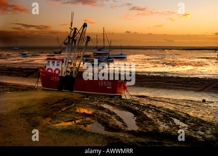 Sonnenuntergang bei Leigh-on-Sea Essex - ein cockle Boot bei Ebbe günstig wie die Sonne über Leigh-on-Sea auf der Thames Estuary, Essex, Großbritannien setzt. Stockfoto