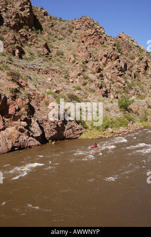 Einsame Mini Kajakfahrer reitet auf dem Arkansas River fließt es durch die Royal Gorge of Colorado Stockfoto