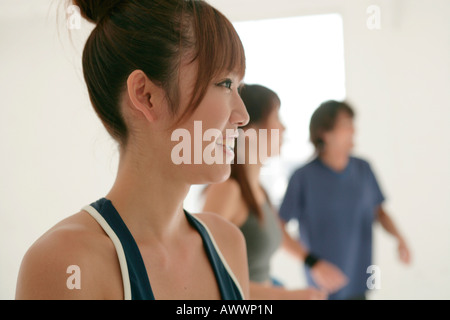 Junge Frau, die das Training mit Freunden Stockfoto