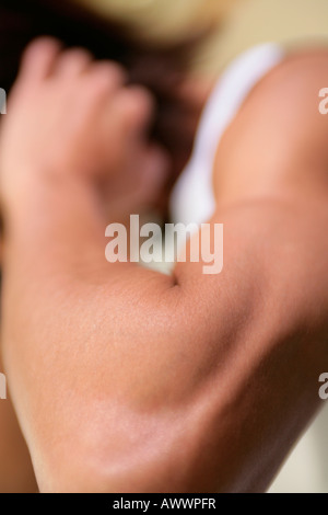 Junger Mann Sit, Nahaufnahme von Arm Stockfoto