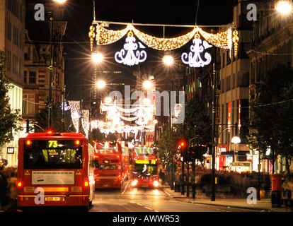 Die attraktive Weihnachtsbeleuchtung und Dekorationen in der geschäftigen Oxford Street in London Stockfoto