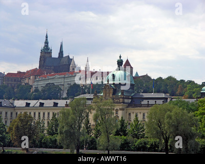 Turmspitzen der St Vitus Cathedral ragen Hradschin Burg Mala Strana und dem Fluss Moldau Prag Tschechische Republik Europa EU Stockfoto