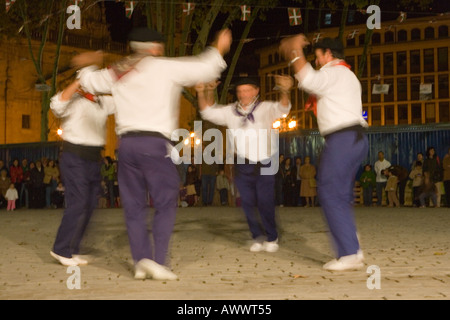 Baskische traditionelle Tänzer, Euskal Dantza Tradixionaleko in traditionellen baskischen Kleid tanzen in Arenal Bilbao Nordspanien Stockfoto
