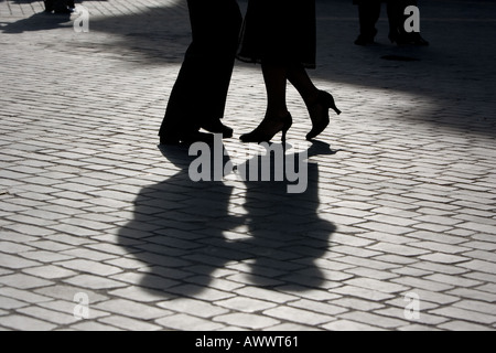 Silhouetten und Schatten auf Kopfsteinpflaster von zwei spanischen Tänzerinnen demonstrieren den Tango außerhalb des Teatro Arriaga Bilbao Spanien Stockfoto
