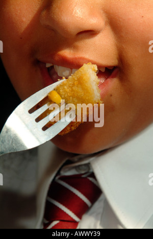 Nahaufnahme der Grundschule Kind essen Schule Abendessen. London, UK Stockfoto