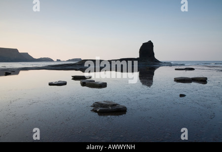 Schwarz Nab im Saltwick Bucht bei Ebbe in der Nähe von Whitby in Yorkshire, England, Großbritannien Stockfoto