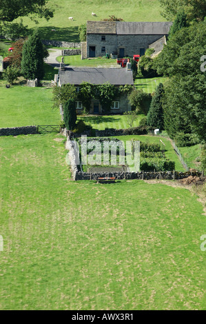 Wirtschaftsgebäude in Monsal Dale angesehen von Monsal Kopf, Derbyshire Stockfoto