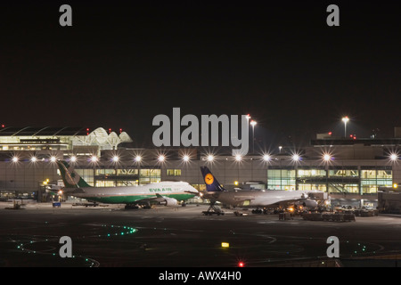 747 Jumbojets am San Francisco International Airport in der Nacht, San Francisco, Kalifornien Stockfoto