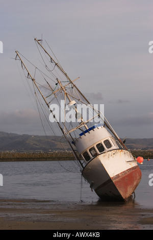 Gestrandeten Fischerboot bei Pillar Point Harbor, Half Moon Bay, San Mateo County, Kalifornien, USA Stockfoto