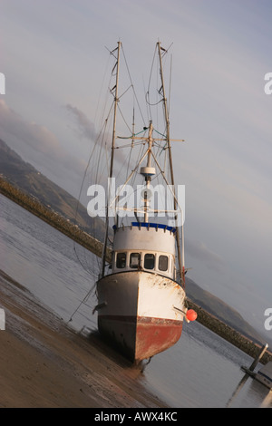 Gestrandeten Fischerboot bei Pillar Point Harbor, Half Moon Bay, San Mateo County, Kalifornien, USA Stockfoto