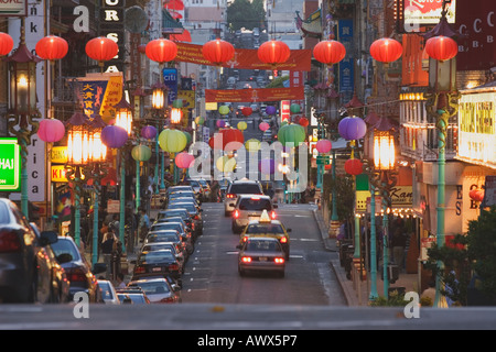 Leuchtende Laternen hängen über Grant Avenue in Chinatown während der Dämmerung, San Francisco, Kalifornien, USA Stockfoto