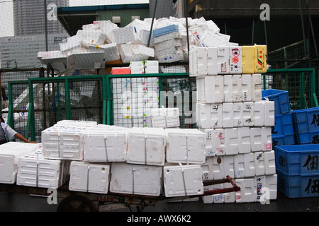 Jede Menge Polystyrol Fisch Kartons auf zentrale Großmarkt Tsukiji in Tokio Japan Stockfoto