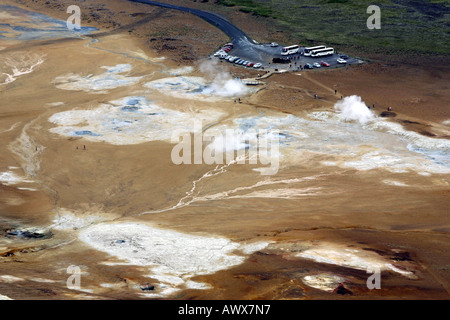 Touristen in vulkanischen Landschaft, Island, Namaskard Stockfoto