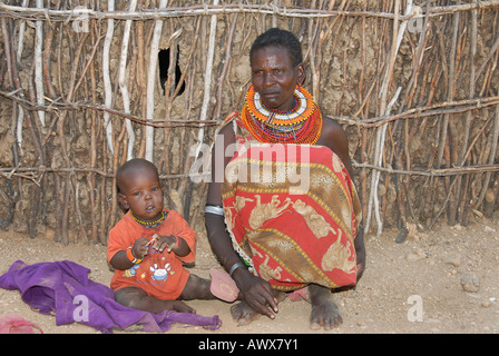 Samburu-Frau mit Kind, Kenia Stockfoto