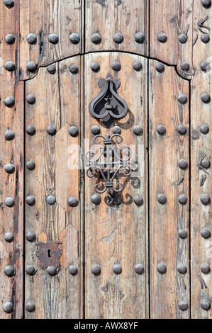 Alte und antike schwere Holztür des alten Klosters in Spanien Stockfoto