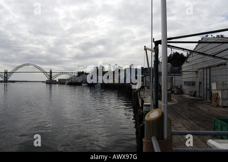 Die Fischerei-Kai in Newport, Oregon, mit Yaquina Bay Bridge im Hintergrund Stockfoto