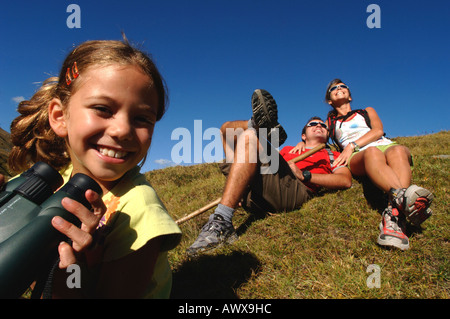 Bresak bei Familie Bergwandern, glückliches Mädchen mit dem Fernglas Stockfoto