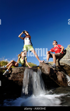 Braek bei Familie Bergwandern, Frauen Schick die Aussichten Stockfoto
