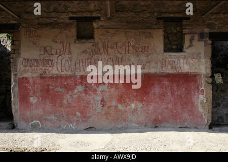 Roman Graffiti an der Wand des Asellinas Taverne, Straße von Fülle, Pompeji, Italien. Stockfoto