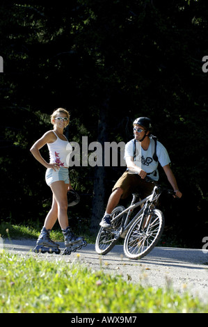 paar Inline skaten und Mountainbiken Stockfoto